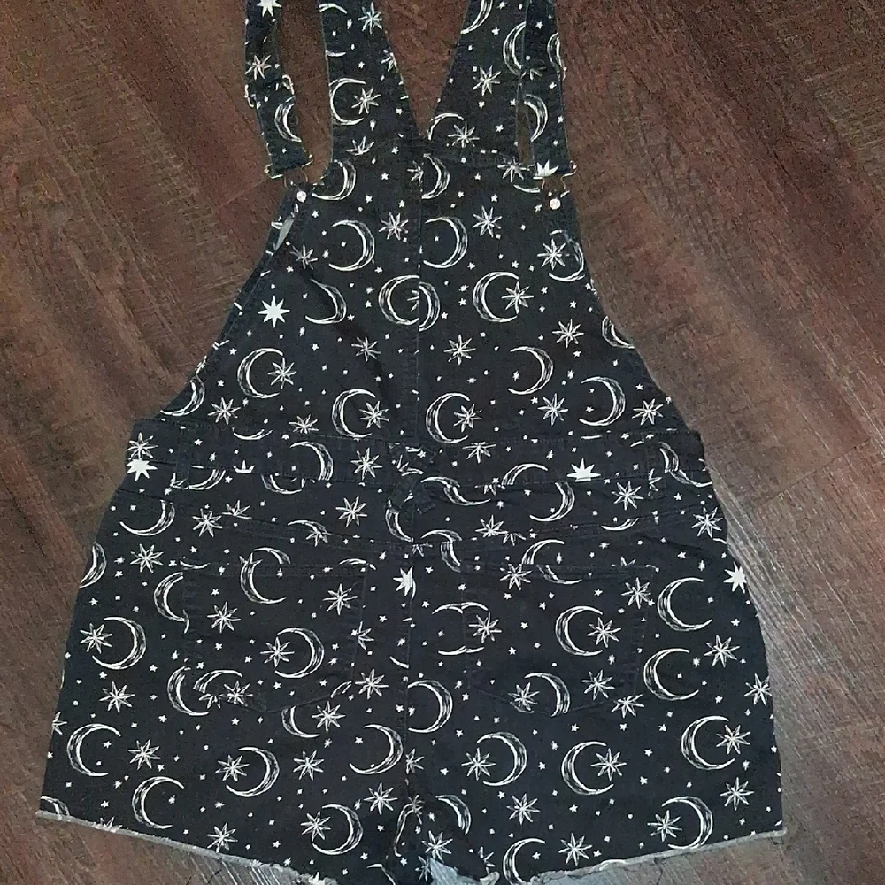 Hot Topic Denim Black Moon & Star Short Overalls - Picture 5 of 7